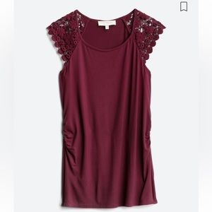 SKIES ARE BLUE MATERNITY: Sz. L; Dreya Maternity
Detail Knit Top _ Burgundy